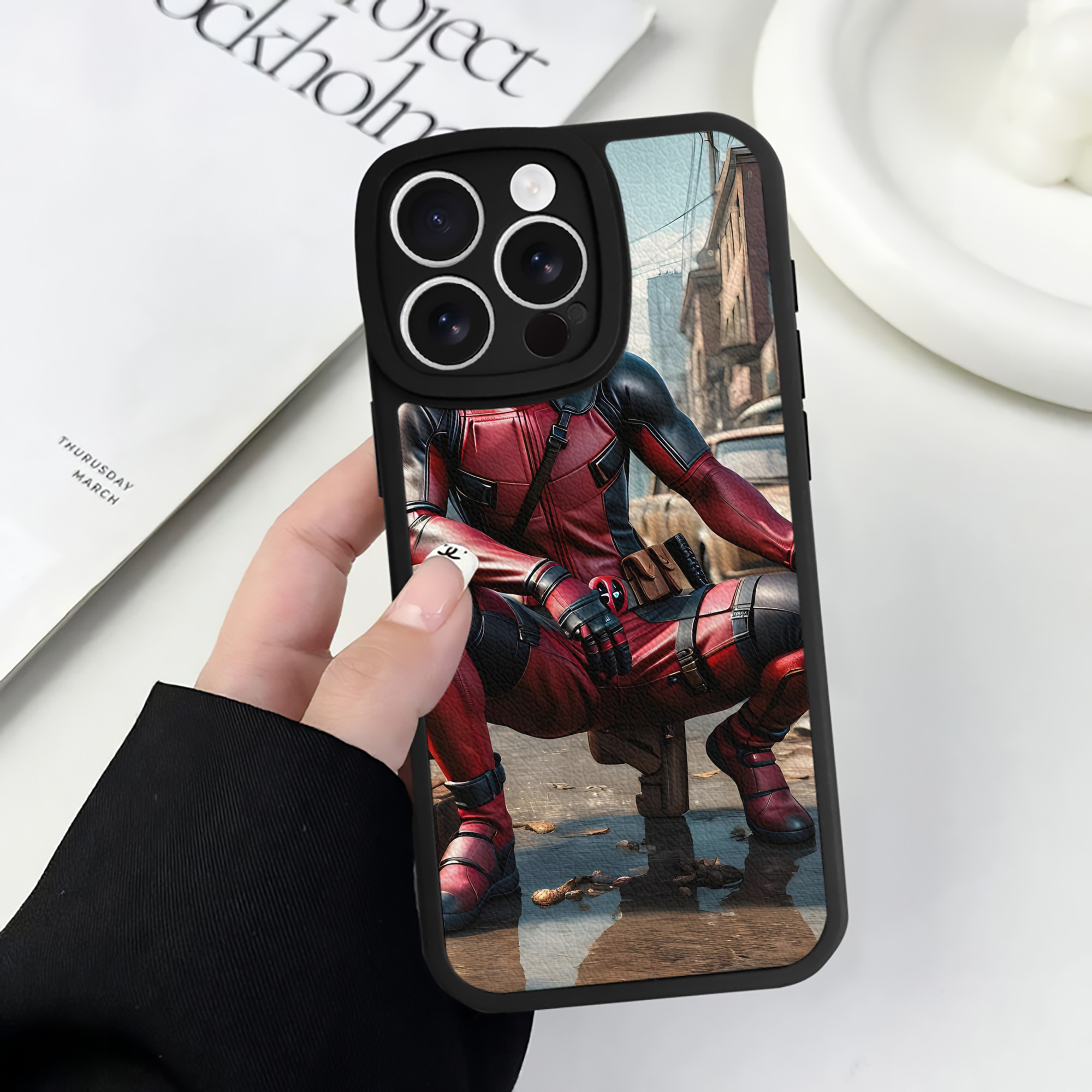 （画像用） Deadpool デッドプール 【iPhone 16シリーズ対応】シリコンスマホケース（レザー調） 材質：シリコン